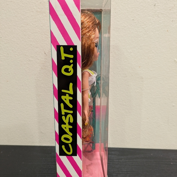 L.O.L. Surprise! Coastal Q.T. Doll with Brown Hair and Blue Eyes - Picture 6 of 9